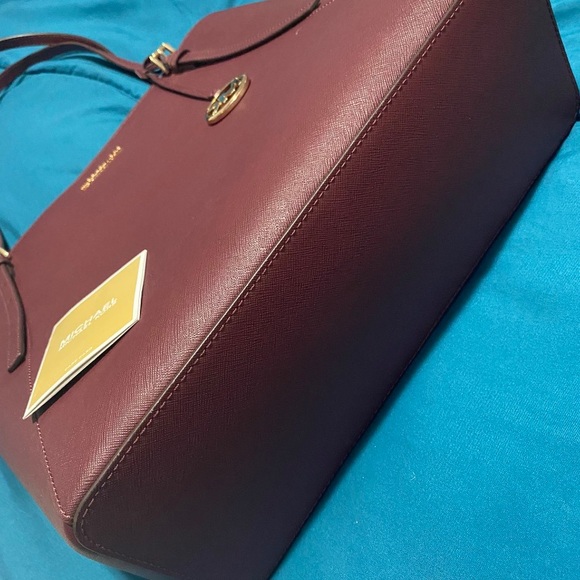 MK Megan Large Saffiano Leather Tote.
Don’t use large purses anymore. Burgundy - Picture 5 of 5
